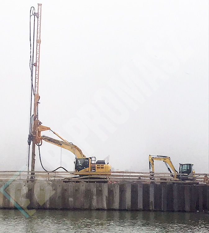 Osprzęt koparkowy JET typu OKJ-16 na placu budowy w Bratysławie przy formowaniu fundamentów na nabrzeżu rzeki Dunaj